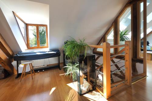 una sala de estar con una pecera y una escalera en Au Moulin de l'Andelle en Pitres