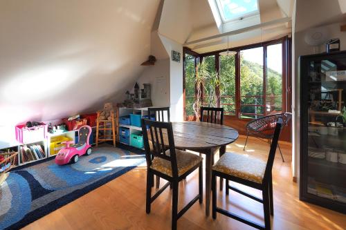 une salle à manger avec une table et des chaises en bois dans l'établissement Au Moulin de l'Andelle, à Pitres