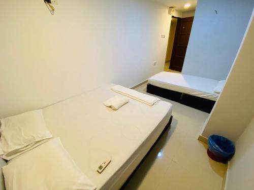 吉隆坡的住宿－RAS International Hotel，一间小房间,内设两张床