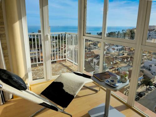 トレ・デル・マールにあるLuxury House Relax - Alojamientos La Torreの海の景色を望むリビングルーム