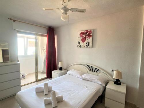 Un dormitorio con una cama con dos cruces blancas. en Spanish Connection - Oasis, en La Manga del Mar Menor