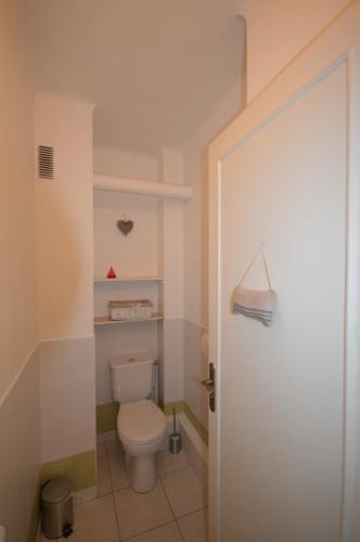 La salle de bains est pourvue de toilettes et d'une porte. dans l'établissement 