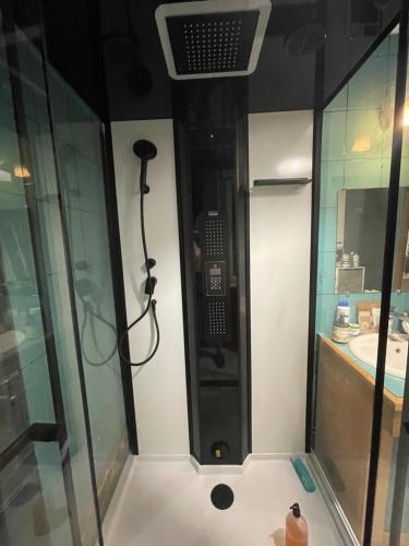 努瓦永的住宿－Chambre privée cosy，带淋浴和盥洗盆的浴室