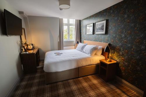 1 dormitorio con cama y ventana en The Ripon Inn - The Inn Collection Group, en Ripon