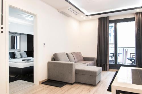 un soggiorno con divano e finestra di Chill 'N' Joy Boutique suites a Budapest