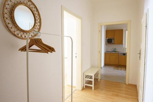 einen Spiegel auf einem Glasständer in einem Zimmer in der Unterkunft Central Living Apartments - Schottentor in Wien