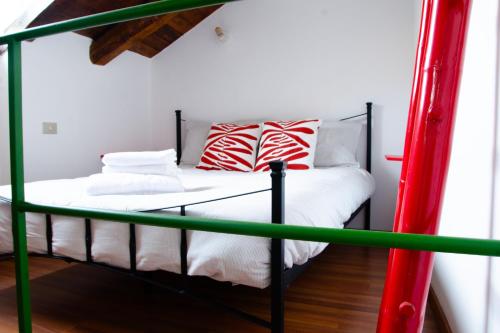 a bunk bed in a room with a red pole at Il nido sulla Mole in Turin