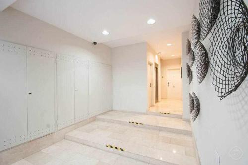 a dressing room with white walls and a hallway at Port I Espectacular apartament con terraza in Barcelona