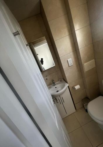 ein Badezimmer mit einem weißen WC und einem Waschbecken in der Unterkunft Quirky Studio Camden in London