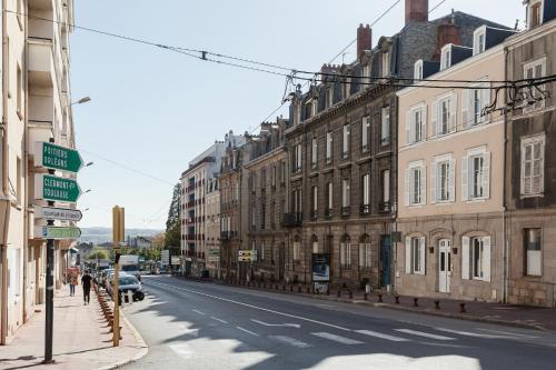 an empty city street with buildings and street signs at Hôtel Gambettes - Entrée autonome, réception en ligne - Encore Mieux in Limoges