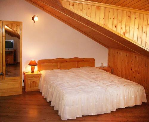 Una cama o camas en una habitación de Art - M Gallery