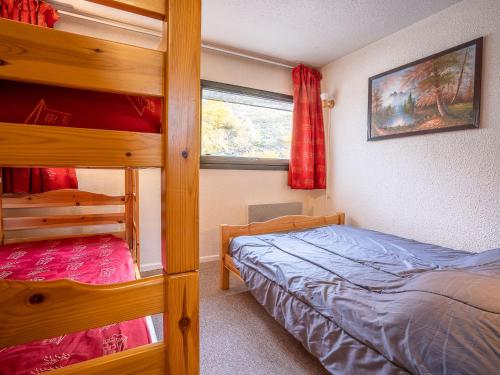 une chambre avec deux lits superposés et une fenêtre dans l'établissement Apartment Brelin Evons 409 by Interhome, aux Menuires