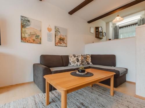 ein Wohnzimmer mit einem Sofa und einem Tisch in der Unterkunft Apartment Sepp by Interhome in Bad Hofgastein