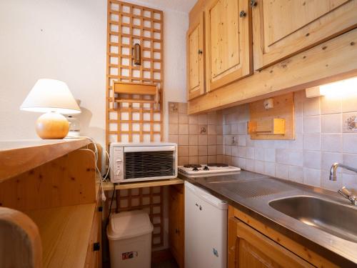 Dapur atau dapur kecil di Apartment Belleville Caron 1 - 1214 by Interhome