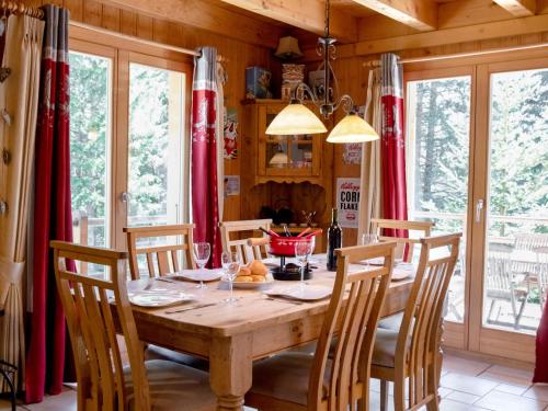 una sala da pranzo con tavolo e sedie in legno di Chalet Miranda by Interhome a Champex-Lac