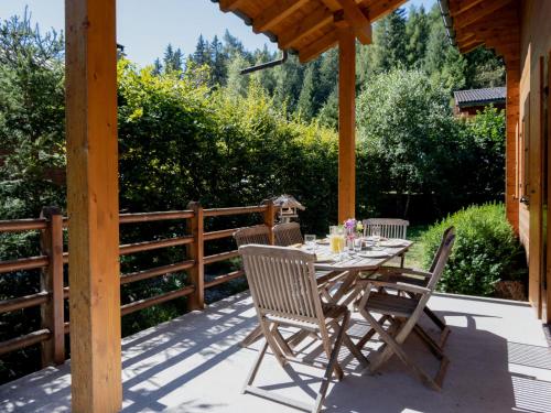 un tavolo e sedie su un patio con recinzione di Chalet Miranda by Interhome a Champex-Lac