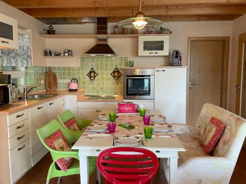 Herdwangen-SchönachにあるHoliday Home Casa Luna by Interhomeのキッチン(テーブル、椅子付)