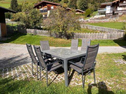 stół z czterema krzesłami. w obiekcie Apartment Bauernhof Gasteg-3 by Interhome w mieście Piesendorf