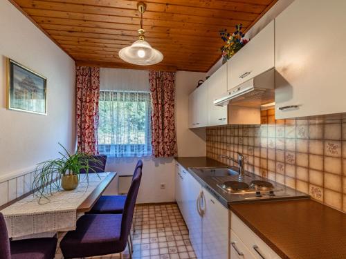 Apartment Alpenrose - FEK110 by Interhome في Sankt Urban: مطبخ بطاولة وقمة كونتر