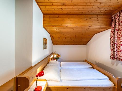 Ένα ή περισσότερα κρεβάτια σε δωμάτιο στο Apartment Alpenrose Apartment 3 by Interhome
