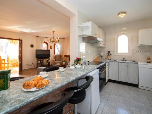una cocina con una barra con un plato de pan. en Holiday Home Casa de las Rosas by Interhome, en Alfaz del Pi