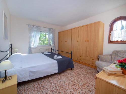 アルファス・デル・ピにあるHoliday Home Casa de las Rosas by Interhomeのベッドルーム(ベッド1台、ソファ付)
