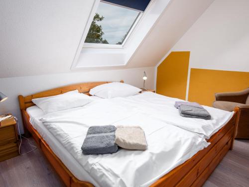 een slaapkamer met een bed met twee handdoeken erop bij Apartment Muschelweg-1 by Interhome in Norddeich