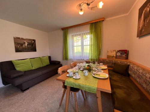พื้นที่นั่งเล่นของ Apartment Bauernhof Gasteg - PID230 by Interhome