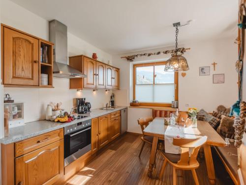 kuchnia z drewnianymi szafkami i stołem w obiekcie Holiday Home Erlachhof by Interhome w mieście Niedernsill