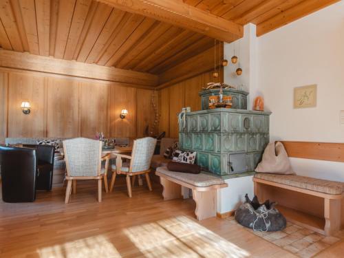 comedor con mesa y sillas en Holiday Home Erlachhof - NIL100 by Interhome en Niedernsill