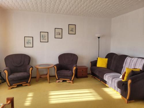 シュクラルスカ・ポレンバにあるApartment Ewa by Interhomeのリビングルーム(椅子2脚、ソファ、テーブル付)