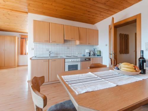 eine Küche mit einem Tisch und einer Schale Bananen drauf in der Unterkunft Apartment Voithofer-7 by Interhome in Königsleiten