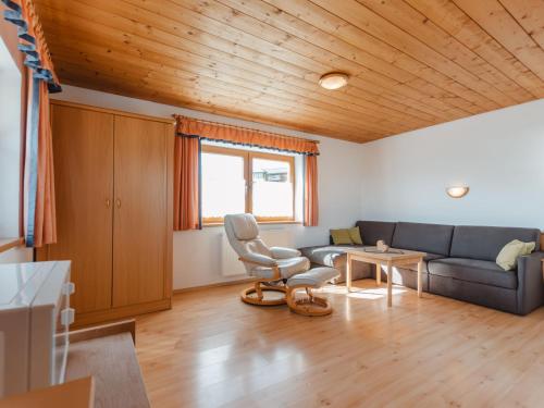 ein Wohnzimmer mit einem Sofa und einem Tisch in der Unterkunft Apartment Voithofer-7 by Interhome in Königsleiten