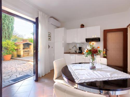Kuchyň nebo kuchyňský kout v ubytování Apartment Mariza-1 by Interhome