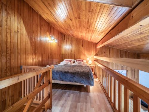 une chambre avec un lit dans une cabane en bois dans l'établissement Apartment Le Tetra by Interhome, à Morzine