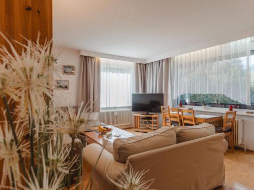 uma sala de estar com um sofá e uma mesa em Apartment Haus Reitl VII by Interhome em Bad Gastein