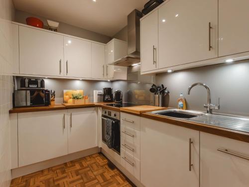 A kitchen or kitchenette at Apartment Haus Reitl VII by Interhome