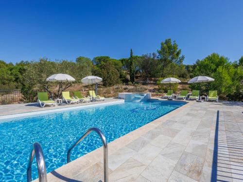 Swimmingpoolen hos eller tæt på Holiday Home Les Garrigues d'Ozilhan by Interhome