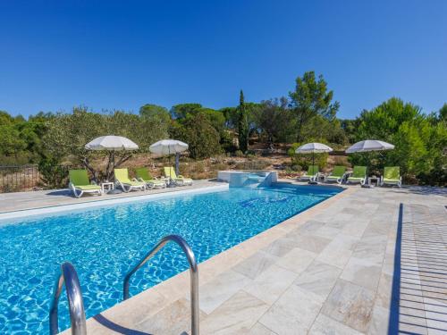 Saint-Hilaire-dʼOzilhanにあるHoliday Home Les Garrigues d'Ozilhan - SHZ100 by Interhomeのスイミングプール(椅子、パラソル付)