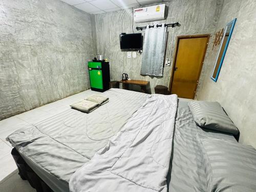 Postel nebo postele na pokoji v ubytování บ้านภทรพรรณ ขุนยวม แม่ฮ่องสอน PATARAPHAN HOUSE, Khunyuam, Maehongson, Thailand