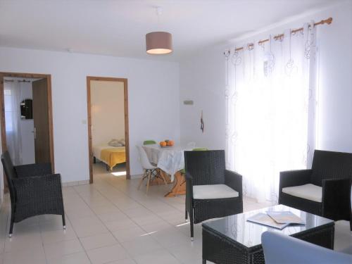 - un salon avec des chaises et une table dans l'établissement Holiday Home Les Hippocampes by Interhome, à La Tranche-sur-Mer