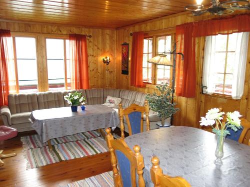 sala de estar con mesa y sofá en Holiday Home Midtholmen - SOW726 by Interhome, en Konsmo