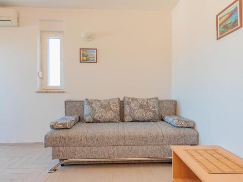 un soggiorno con divano e tavolo di Apartment Mlasina-3 by Interhome a Nin