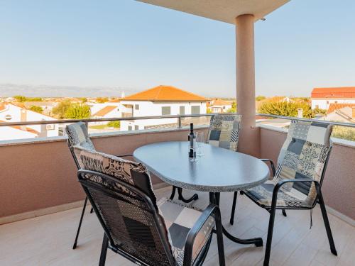 d'une terrasse avec une table et des chaises sur un balcon. dans l'établissement Apartment Mlasina-3 by Interhome, à Nin