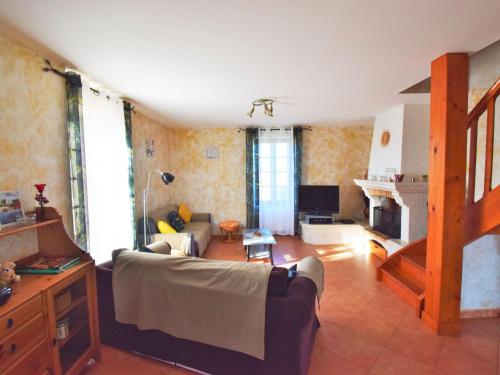 Μια τηλεόραση ή/και κέντρο ψυχαγωγίας στο Holiday Home Madaillan by Interhome
