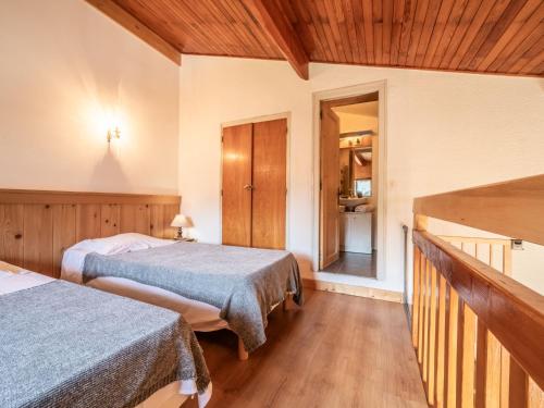 une chambre d'hôtel avec deux lits et un escalier dans l'établissement Apartment Le Tetras-2 by Interhome, à Morzine
