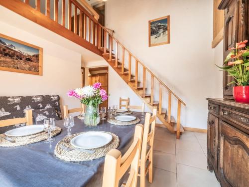 une salle à manger avec une table et un escalier dans l'établissement Apartment Le Tetras-2 by Interhome, à Morzine