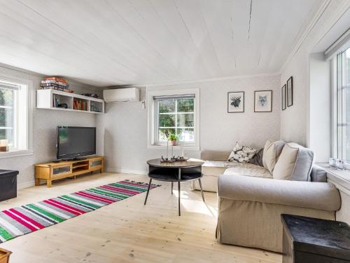 uma sala de estar com um sofá e uma televisão em Holiday Home Aspenäs by Interhome em Falköping