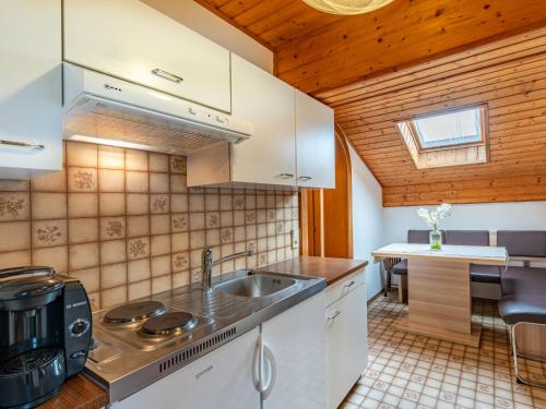 - une cuisine avec un évier et un comptoir dans l'établissement Apartment Alpenrose-3 by Interhome, 