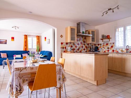 une cuisine et une salle à manger avec une table et des chaises dans l'établissement Holiday Home Mistral by Interhome, à Régusse